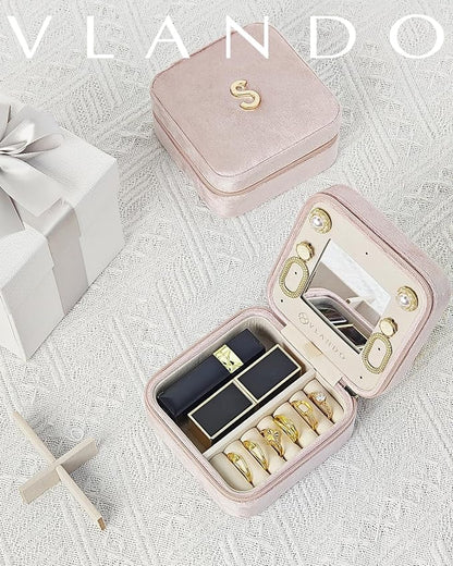 Vlando Travel Jewelry Case for Women Girls, L Initial Travel Jewelry Case, Personalized Mini Jewelry Box, Birthday Gifts for Women Mom Grandma - Letter L, Pink